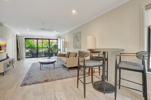 Living area - Costal Charm:  Boca Raton Beach 2 min away (Boca Raton)