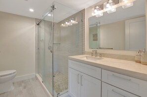 Douche, sèche-cheveux, serviettes fournies, savon