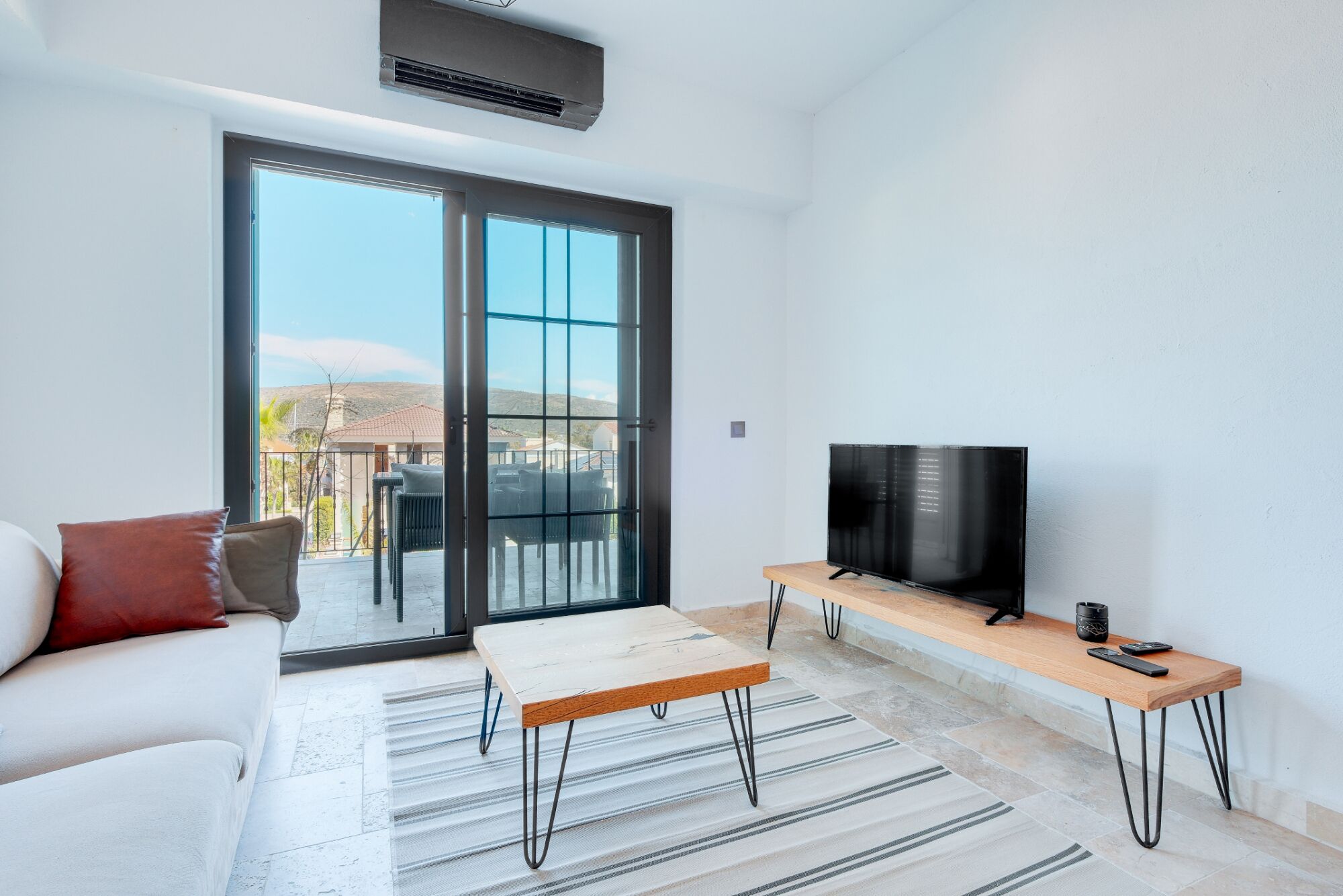 Vacation flat w pool and balcony, 5 min to beach