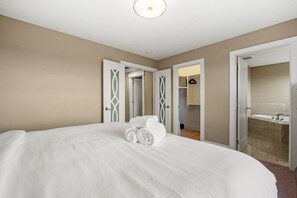 5 bedrooms, desk, iron/ironing board, travel crib