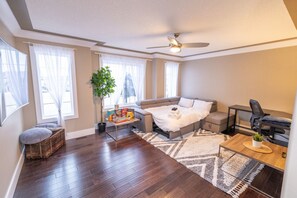 5 chambres, bureau, fer et planche à repasser, lit de bébé portatif