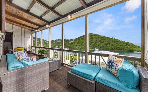 Ocean Views · Walk to Cruz Bay · Beach Ready