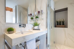 Dusche, Haartrockner, Bidet, Handtücher