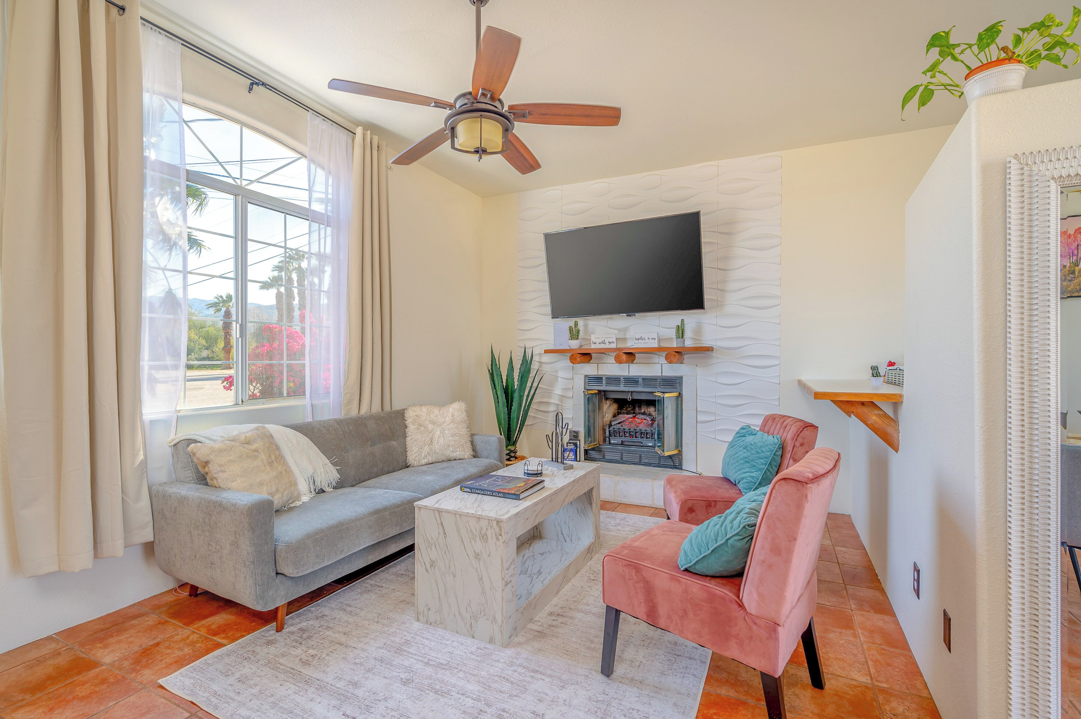 Smart TV, fireplace