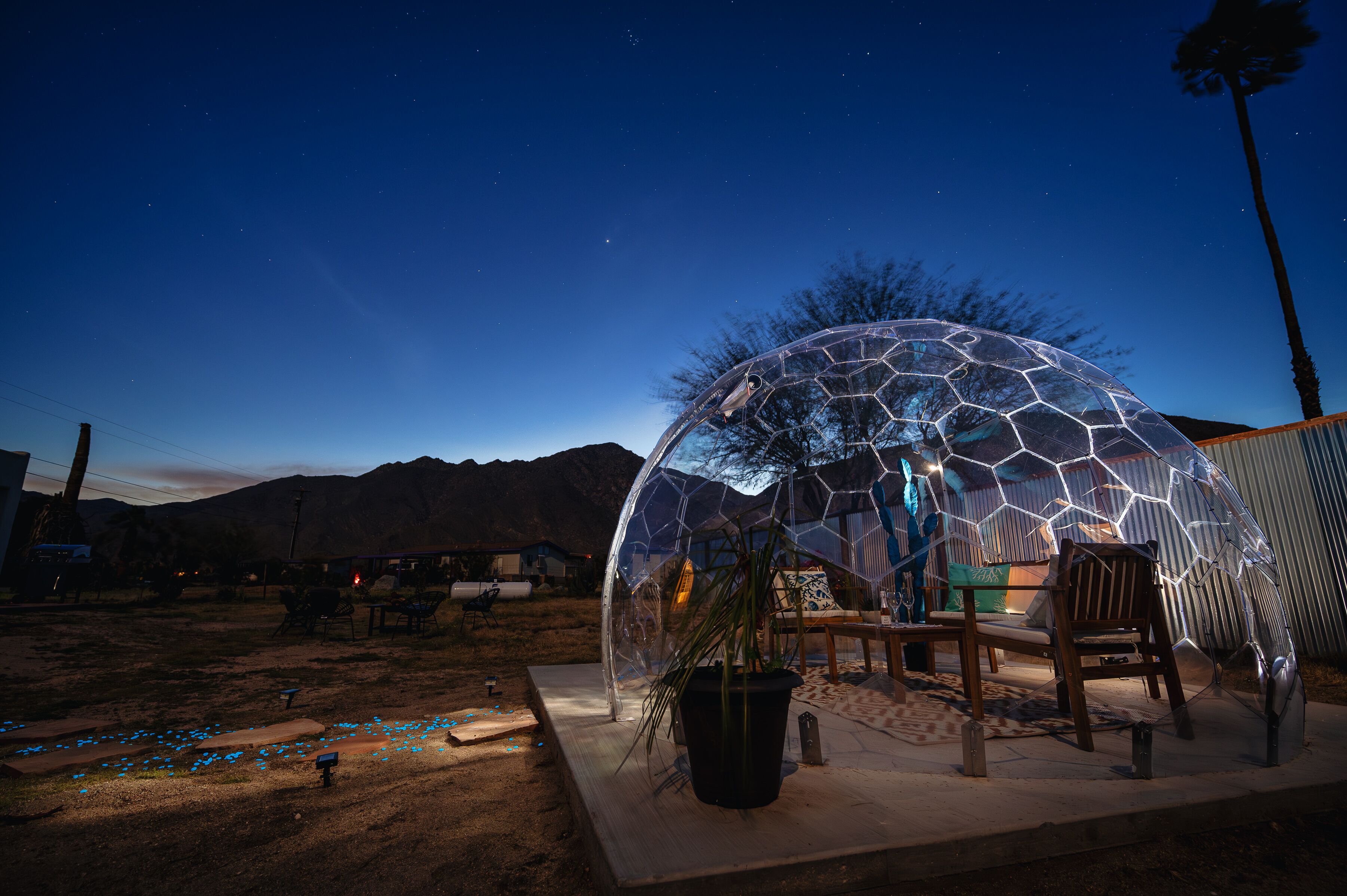 Stargazing Dome, King Bed, Hot Tub close to Hiking Locations - 5 mins from town!