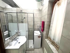 Douche, sèche-cheveux, bidet, serviettes fournies