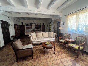 Fernseher, Kamin, DVD-Player, Bücher
