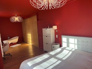 3 bedrooms, desk, iron/ironing board, travel cot