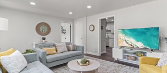 Gather the Fam! Close to everything, Home Theater, 2 Kitchens, 2 Living Rooms!