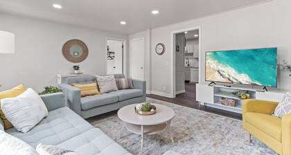 Gather the Fam! Close to everything, Home Theater, 2 Kitchens, 2 Living Rooms!