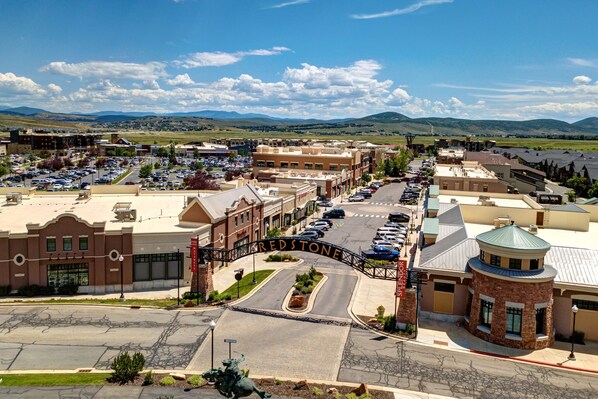 Zona céntrica con la Plaza Redstone, estacionamientos y diversos edificios, incluyendo una torre redonda distintiva.