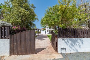 Property grounds - Thekla Oasis Villa - Steps from the Beach (Ayia Napa)