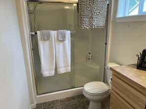 Douche, séchoir à cheveux, serviettes fournies, savon