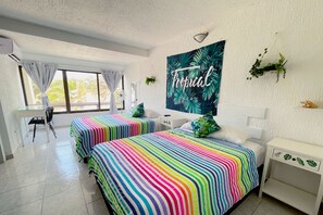 1 bedroom, desk, free WiFi, bed sheets - Seaside Escape renovated Studio at turquoise Cancun beach  (Cancún)