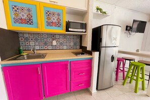 Fridge, microwave, stovetop, coffee/tea maker - Seaside Escape renovated Studio at turquoise Cancun beach  (Cancún)