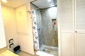 Haartrockner, Handtücher, Seife, Shampoo