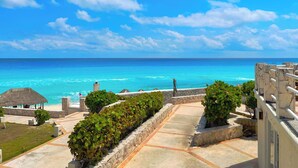 Property grounds - Seaside Escape renovated Studio at turquoise Cancun beach  (Cancún)