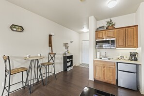 Fridge, microwave, coffee/tea maker, toaster - Cute Poolside Branson Condo! Minutes to Silver Dollar City - Golf Course Views (Branson West)