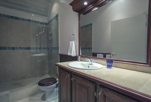 Dobbeltværelse - 1 kingsize-seng - balkon | Badeværelse | Håndklæder