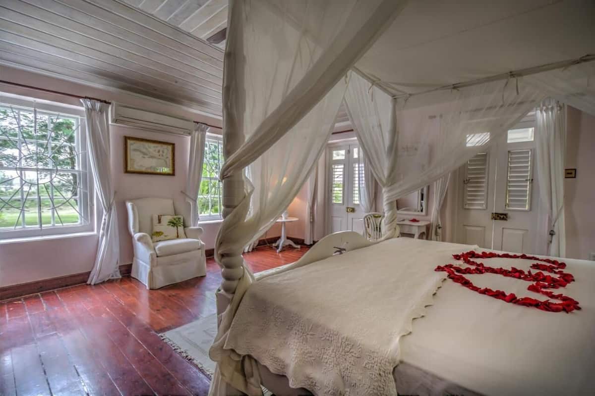 Doppelzimmer, 1 King-Bett, Balkon | Schreibtisch, kostenloses WLAN, Bettwäsche