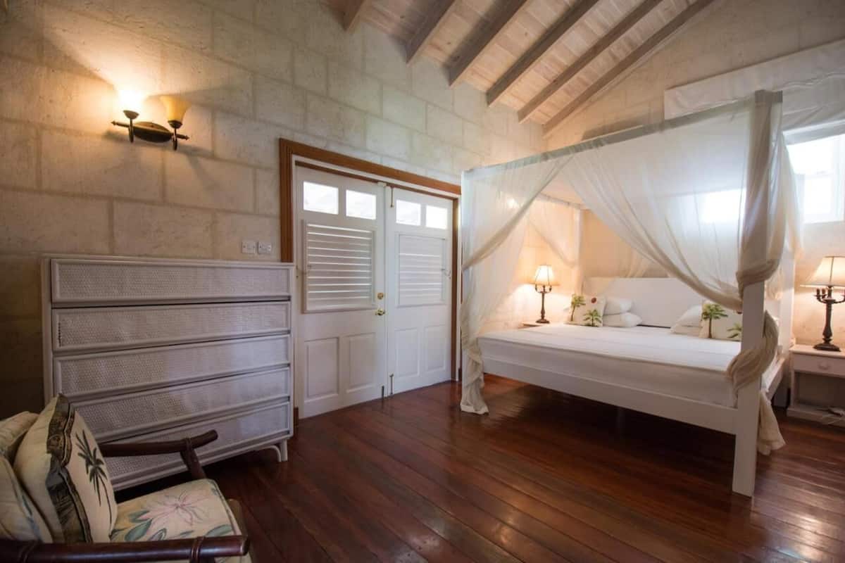 Ferienhaus, Blick auf den Innenhof | Schreibtisch, kostenloses WLAN, Bettwäsche