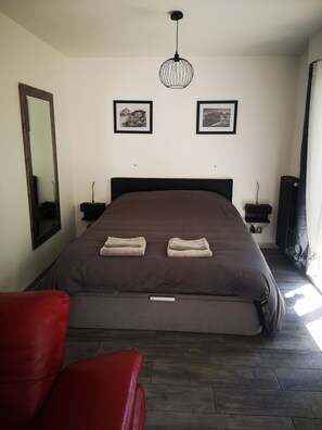 1 slaapkamer, een strijkplank/strijkijzer, wifi, beddengoed