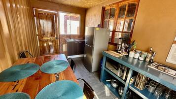 Grand réfrigérateur, micro-ondes, lave-vaisselle, blender