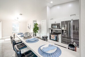 Kylskåp, mikrovågsugn, ugn och spishäll