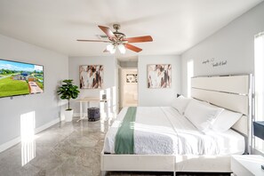 4 habitaciones, escritorio y tabla de planchar con plancha
