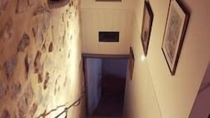 A staircase with stone walls and wooden steps leading to a door. - The Marquis refuge: Pleasant T3 with terrace (Marsanne)