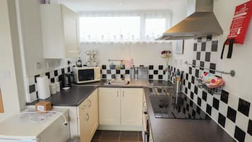Cottage | Private kitchen | Fridge, electric kettle, toaster, cookware/dishes/utensils