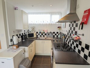 Cottage | Private kitchen | Fridge, electric kettle, toaster, cookware/dishes/utensils - Seaside Retreat (Skegness)