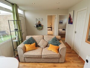 2 makuuhuonetta, yksilöllisesti sisustettu, yksilöllisesti kalustettu