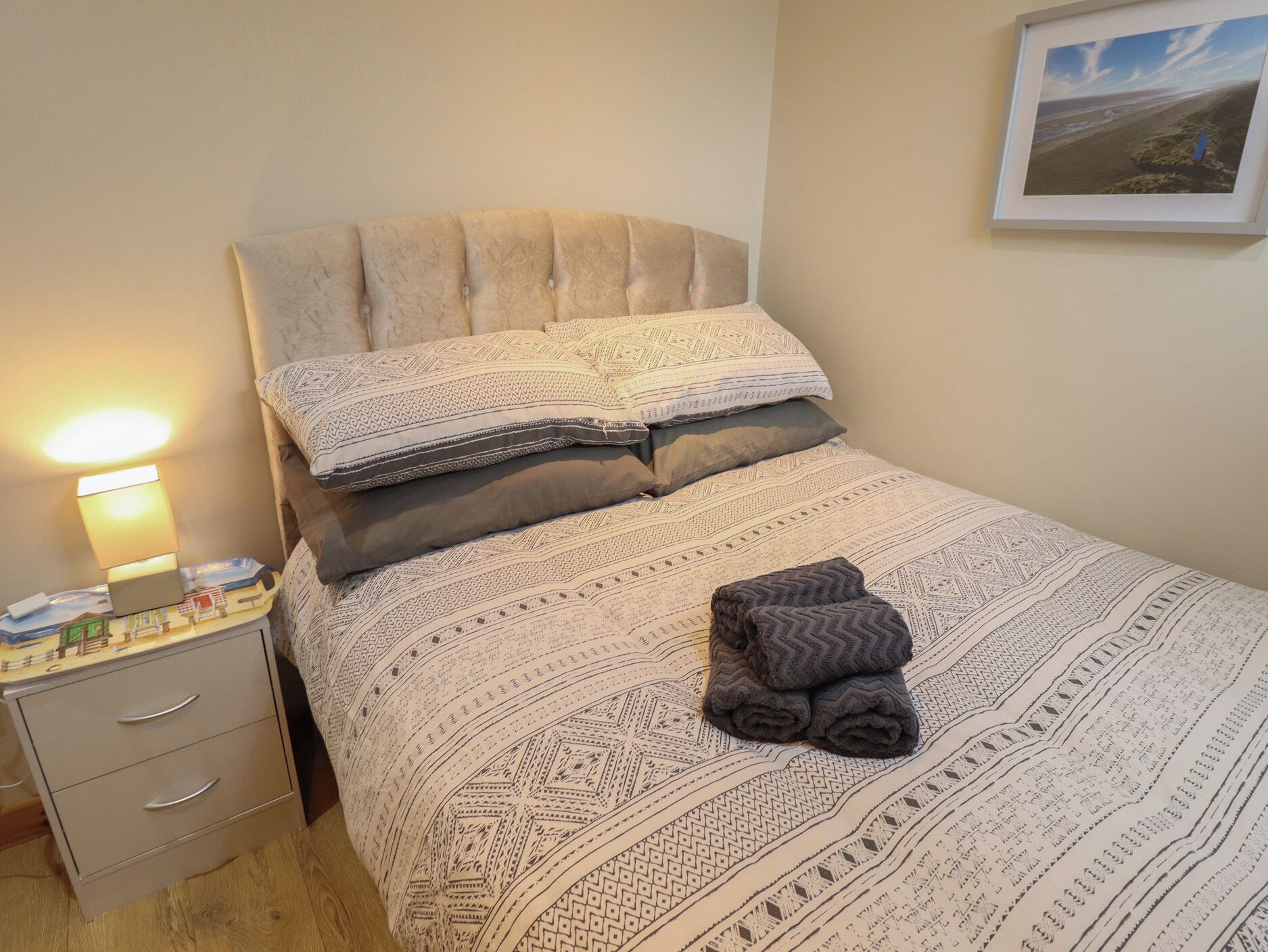 Cottage | 2 bedrooms, individually decorated, individually furnished