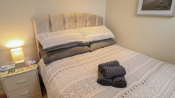 Cottage | 2 bedrooms, individually decorated, individually furnished