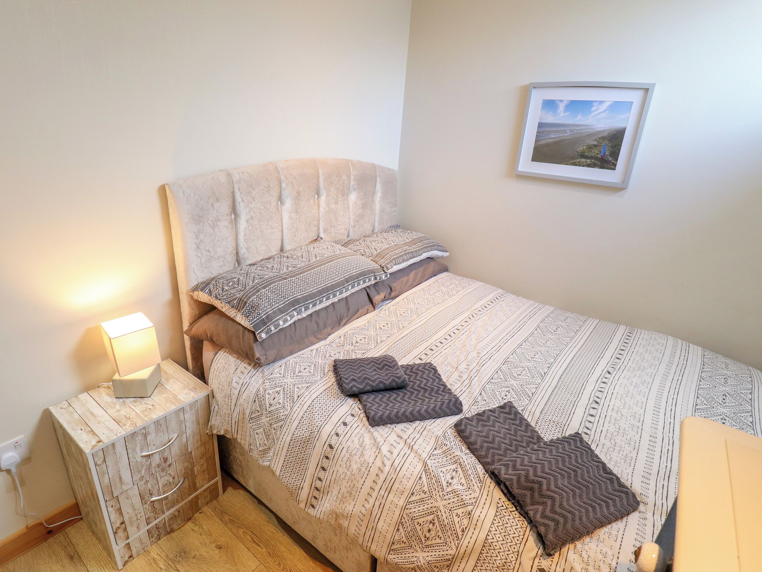 Cottage | 2 bedrooms, individually decorated, individually furnished
