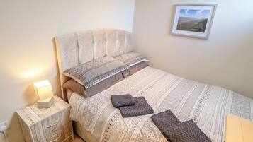 Cottage | 2 bedrooms, individually decorated, individually furnished