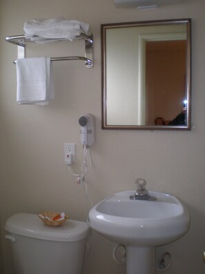 Bathroom - Rainbow Lodge (Lakeport)