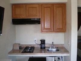 Apartamento básico, 1 cama de matrimonio con sofá cama | Cocina básica privada | Frigorífico pequeño y microondas (previa solicitud)