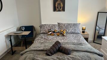 4 bedrooms, iron/ironing board, WiFi, bed sheets