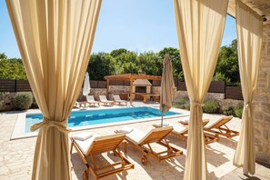 Alberca al aire libre y alberca climatizada