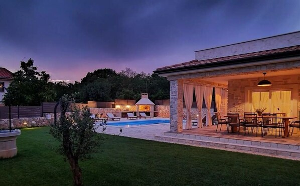 Alberca al aire libre y alberca climatizada