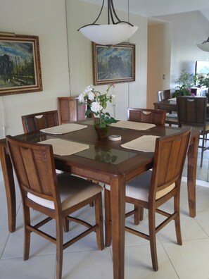 Dining - Private beach on the Gulf of Mexico -Resort style pool -5 star restaurants 
  (Naples)