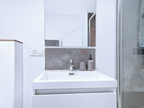 Dusche, Handtücher, Seife, Toilettenpapier