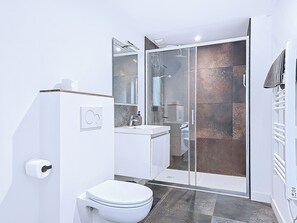 Douche, serviettes fournies, savon, papier de toilette