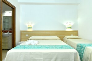 Habitación cuádruple familiar | Ropa de cama de alta calidad y camas con efecto memoria 