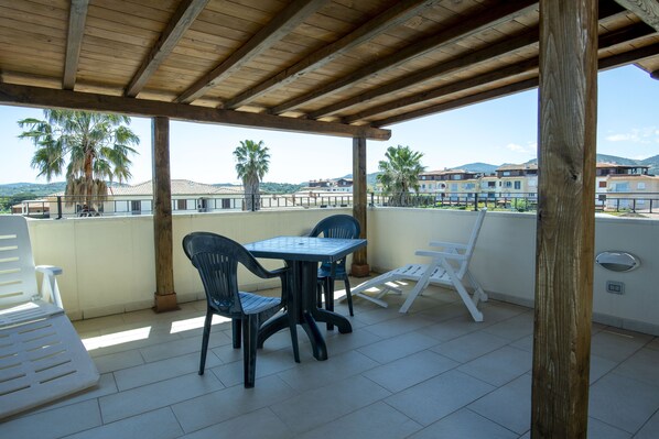 Habitación doble económica, vista a la colina | Terraza o patio