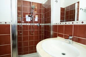 Kamar Double Ekonomi, pemandangan bukit | Seprai premium, busa memori, minibar gratis, dan meja kerja