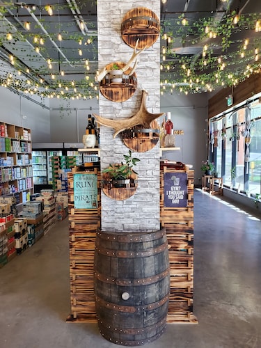 Couple's Mountain Hideaway: Hot Tub, Balcony, Trails & Ski Storage