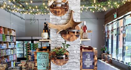 Couple's Mountain Hideaway: Hot Tub, Balcony, Trails & Ski Storage